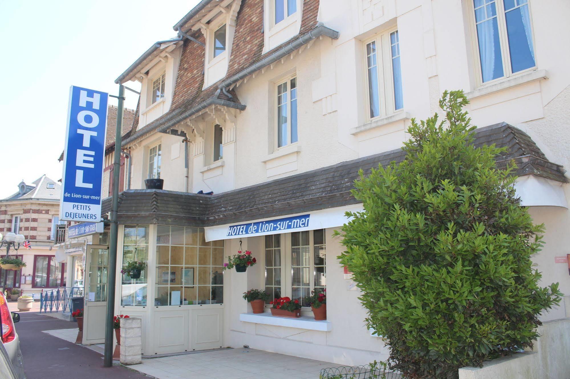 Hotel De Lion Sur Mer Exterior photo